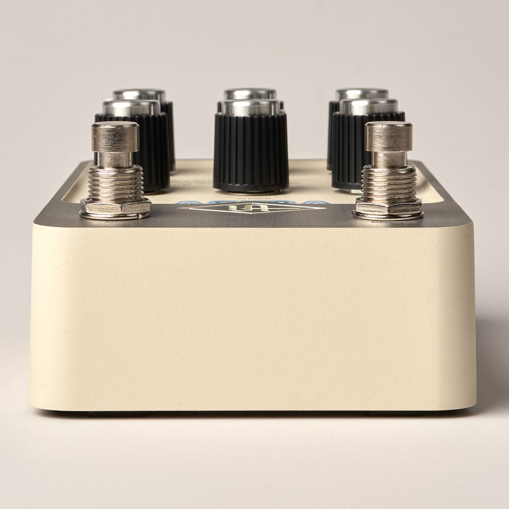 Universal audio del-verb Universal audio astra modulation pedal